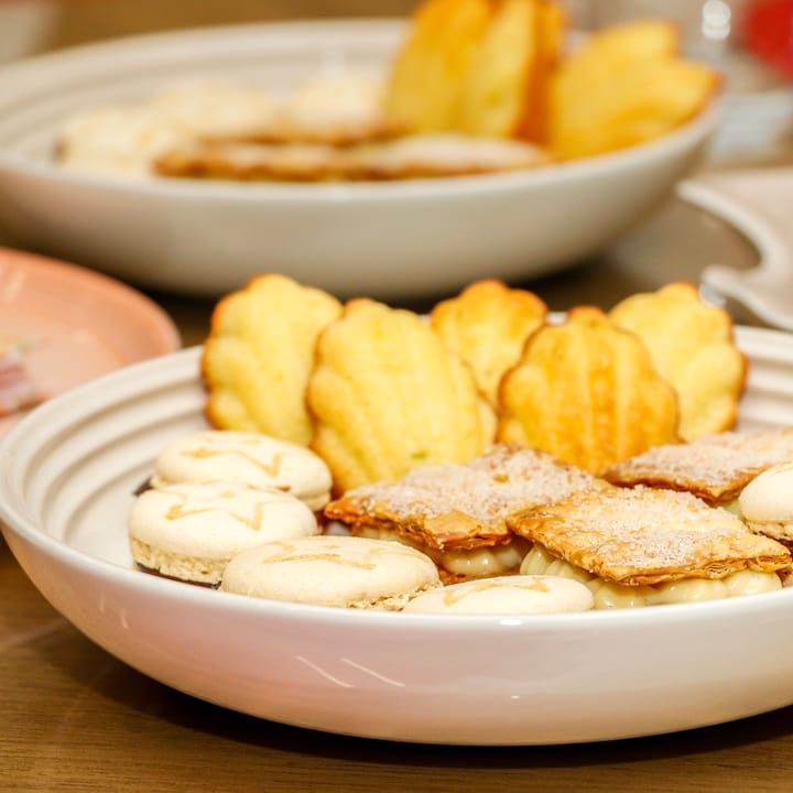 Madeleines e doces finos servidos em travessa em aula de confeitaria