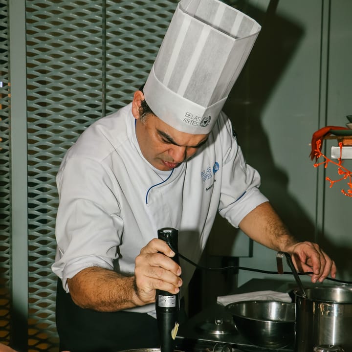 Chef preparando receita em aula de gastronomia da Belas Artes